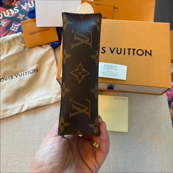 LV toiletry 15 - Picture 5 of 12